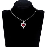 Colar elegante com pingente em formato de coração